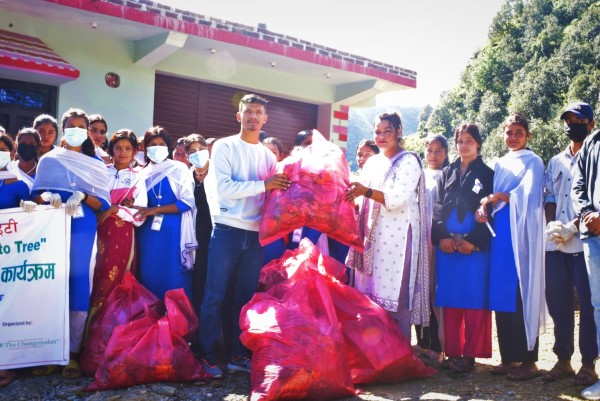 सरसफाईको चेत खुलाउन बित्थडचिरका उपाध्यक्षलाई फोहोर उपहार