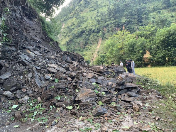 बाग्थला नजिक पहिरो खस्दा जयपृथ्वी राजमार्ग आज बिहानैदेखि अवरुद्ध