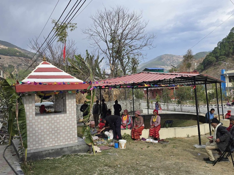 बुबाआमाको सम्झनामा मन्दिर र प्रतिक्षालय निर्माण गरि अस्पताललाई हस्तान्तरण