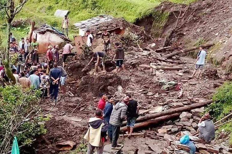 बैतडीमा पहिरोमा पुरिएर आमाछोराको मृत्यु