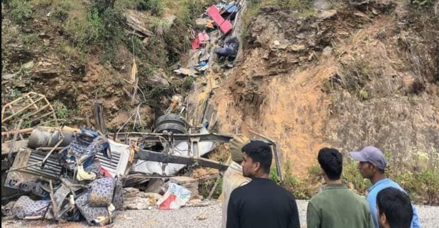 यी हुन् डडेल्धुरामा भएको रात्रिबस दुर्घटना ज्यान गुमाउने र घाइते हुनेहरु