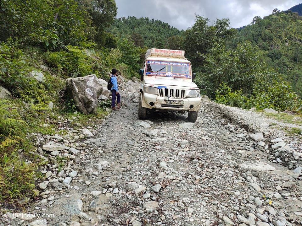 यातायात व्यवसायीको विरोधपछि बझाङमा फेरि बढ्यो भाडा दर