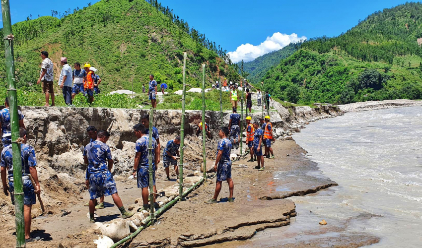 सेती नदीमा पानीको बहाव बढयो, कटान रोक्न सशस्त्र प्रहरी परिचालन