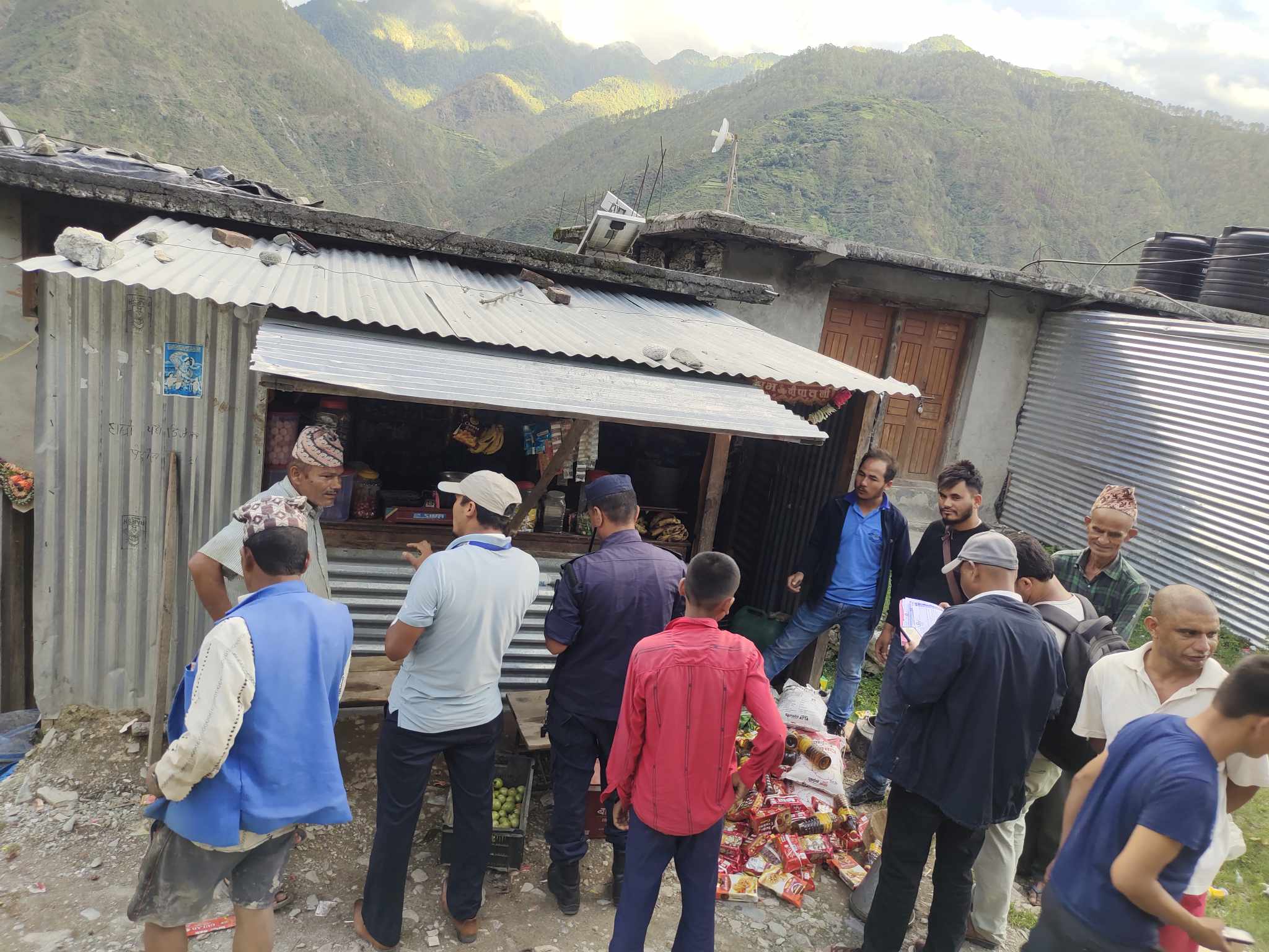 सुवेडा बजारका एक दर्जन पसलबाट हजारौं मुल्यका अखाद्य पदार्थ बरामद,  खड्केतोलाका व्यापारी भने पसलमा ताला लगाएर फरार